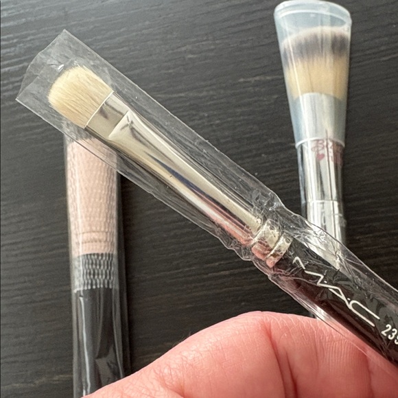 Set of Three Makeup Brushes - Picture 3 of 4